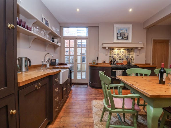 Dishwasher, electric kettle, toaster, cookware/dishes/utensils - 11a Market Cross Place (Aldeburgh)