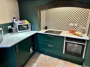 Fridge, microwave, oven, dishwasher - Cobblers Cottage, Bridge Street, Brigg :: Luxury renovation 2024 :: Town Centre (Brigg)