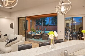 Smart TV, fireplace, books - Stunning Villa - Luxury Community, Amenities

 (La Quinta)