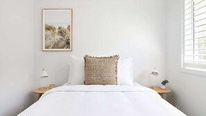 2 bedrooms, iron/ironing board, travel cot, free WiFi - No 3 Luana - Pet friendly holiday townhouse (Nelson Bay)