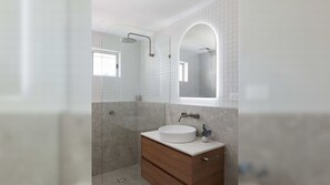 Douche, sèche-cheveux, serviettes fournies
