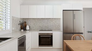 Réfrigérateur, four à micro-ondes, un four, surface de cuisson