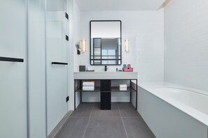 Rainfall showerhead, free toiletries, hair dryer, bathrobes - Aloft Beijing Huairou (Huairou)