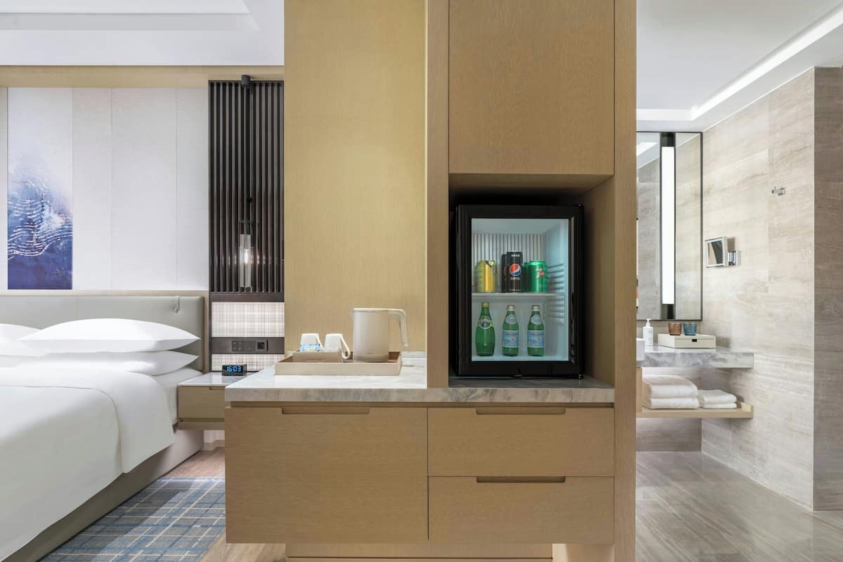 1 bedroom, down duvets, pillow-top beds, minibar