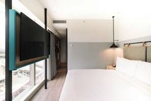 ห้องพัก, เตียงควีนไซส์ 1 เตียง, วิวสนามกอล์ฟ, ห้องมุม (Corner) | มินิบาร์, ตู้นิรภัยในห้องพัก, โต๊ะทำงาน, พื้นที่ทำงานแบบใช้แล็ปท็อป