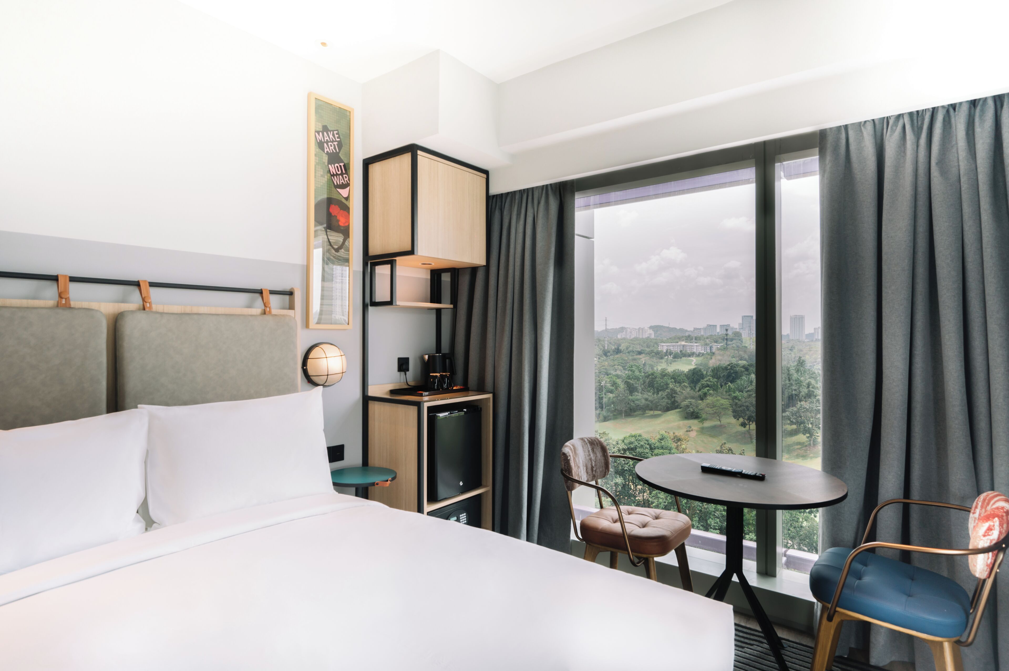Room, 1 Queen Bed, Golf View (Corner) | Minibar, in-room safe, desk, laptop workspace