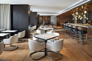 2 bars/lounges, sports bar - JW Marriott Hotel Nairobi (Nairobi)