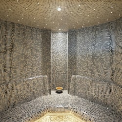 Salas de tratamiento para parejas, un sauna, baño turco