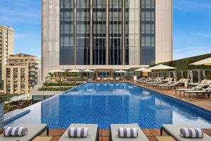 Una piscina al aire libre (de 06:00 a 22:00), sombrillas, tumbonas