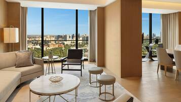 Kamar Eksekutif, 1 kamar tidur, pemandangan kota | Seprai premium, selimut bulu angsa, busa memori, dan minibar