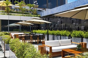 4 restaurantes; se sirve desayuno, almuerzo y cena; cocina internacional