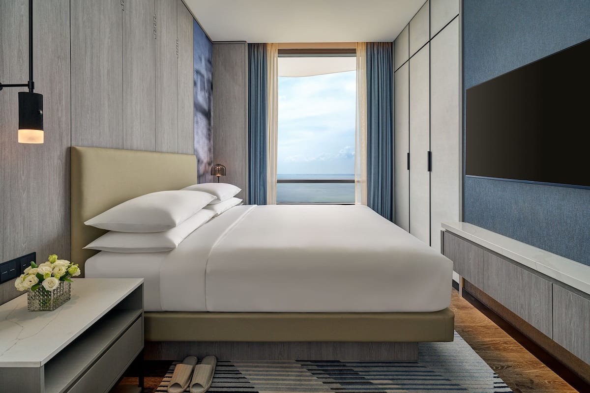 1 bedroom, premium bedding, pillow-top beds, blackout curtains