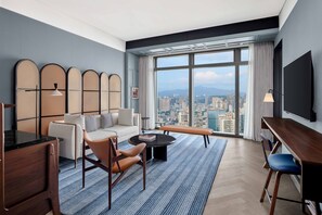 ห้องเอ็กเซกคิวทีฟสวีท, เตียงคิงไซส์ 1 เตียง, วิวเมือง | ห้องนั่งเล่น | ทีวีจอแอลซีดี 55 นิ้ว พร้อมช่องเคเบิล