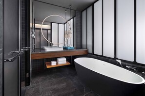 Separate bathtub and shower, rainfall showerhead, designer toiletries - Le Méridien Shenzhen, Bao'An (Shenzhen)
