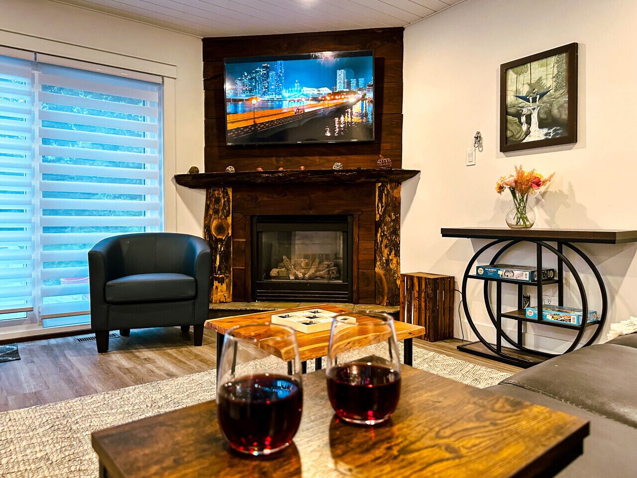 智能電視、壁爐、書籍