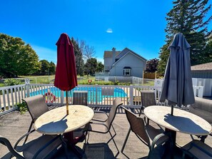 Outdoor dining - Cozy Blue Mountain Escape Perfect for Relaxation & Adventure (Collingwood)