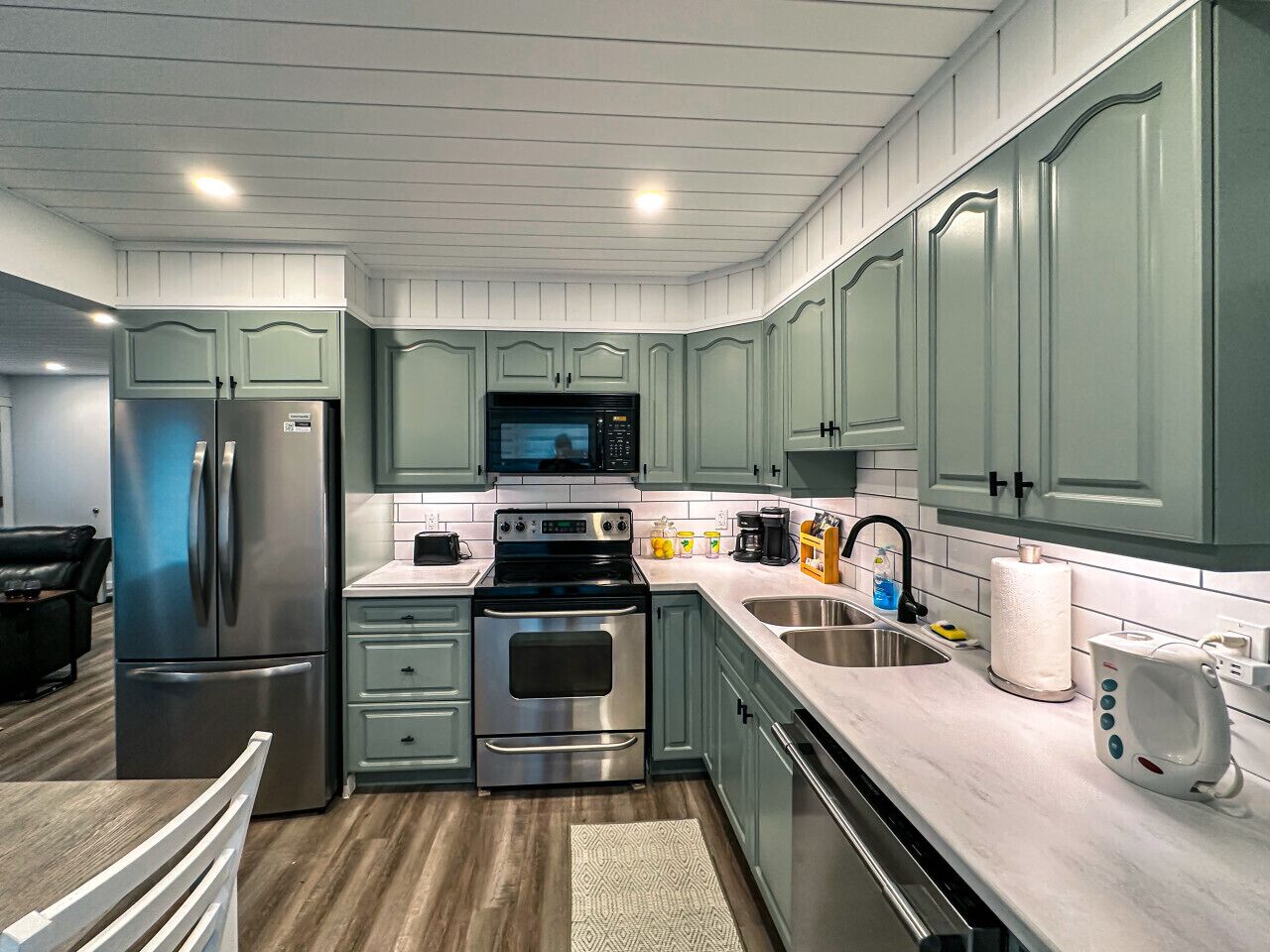 Jääkaappi, mikroaaltouuni, uuni, liesi