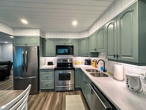 Refrigerador, microondas, horno, placa de cocina