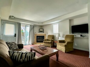 Smart-TV, Kamin, Bücher