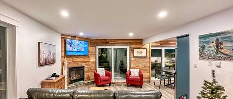 Smart-TV, Kamin, Bücher