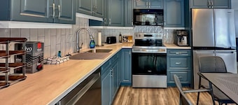 Peaceful Ski Golf Spa Patio sleeps 6. Hang out in hammock