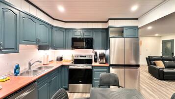 雪櫃、微波爐、焗爐、爐具