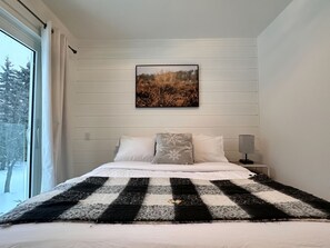 2 bedrooms, iron/ironing board, free WiFi, bed sheets - Relaxing Blue Mountain Getaway Close to Trails, Spa & Village (Collingwood)