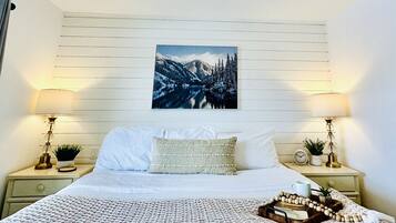 2 slaapkamers, een bureau, een strijkplank/strijkijzer, gratis wifi