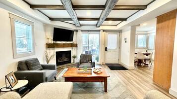 Smart-TV, Kamin, Bücher