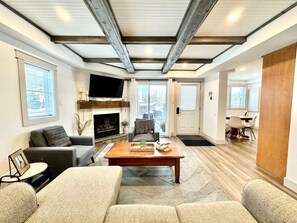 Smart-TV, Kamin, Bücher