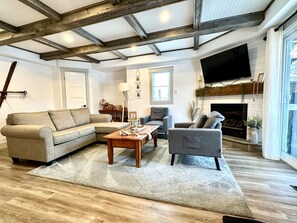 Smart-TV, Kamin, Bücher