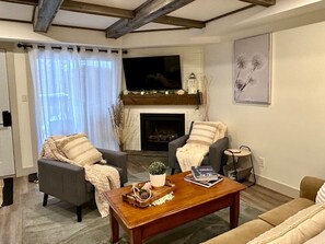 Älytelevisio, takka, kirjoja