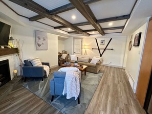 智能电视、壁炉、书