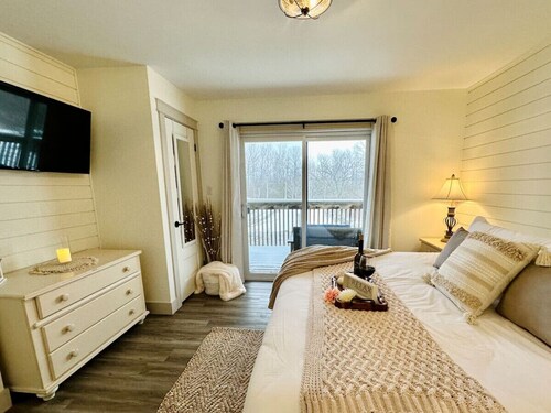 Algonquin tranquil centrally located townhome