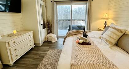 Algonquin tranquil centrally located townhome