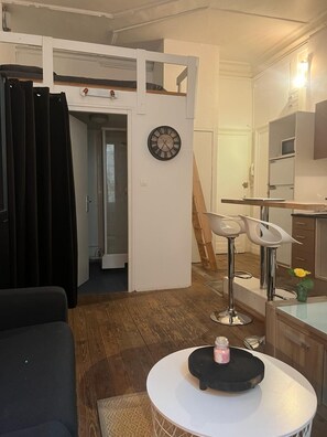 Living area - Bel appartement avec mezzanine en plein centre de Bordeaux (Bordeaux)