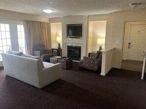 TV, fireplace, DVD player, table football - Great 4BDR/4BA combined unit sleeps 12 in Williamsburg, VA (Williamsburg)