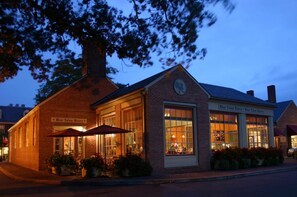 Exterior - Great 4BDR/4BA combined unit sleeps 12 in Williamsburg, VA (Williamsburg)