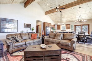 Smart-tv, een open haard, een dvd-speler en tafelvoetbal