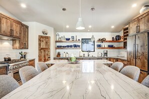 Fridge, microwave, oven, stovetop - Luxury mountain home near skiing, golf, and hiking (Angel Fire)