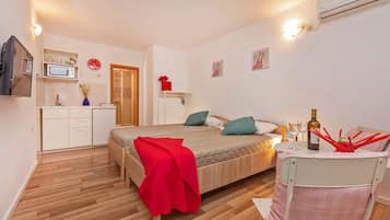 Classic Studio | Soundproofing, iron/ironing board, free WiFi, bed sheets