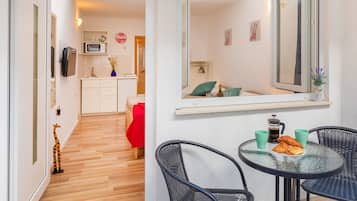 Classic Studio | Soundproofing, iron/ironing board, free WiFi, bed sheets