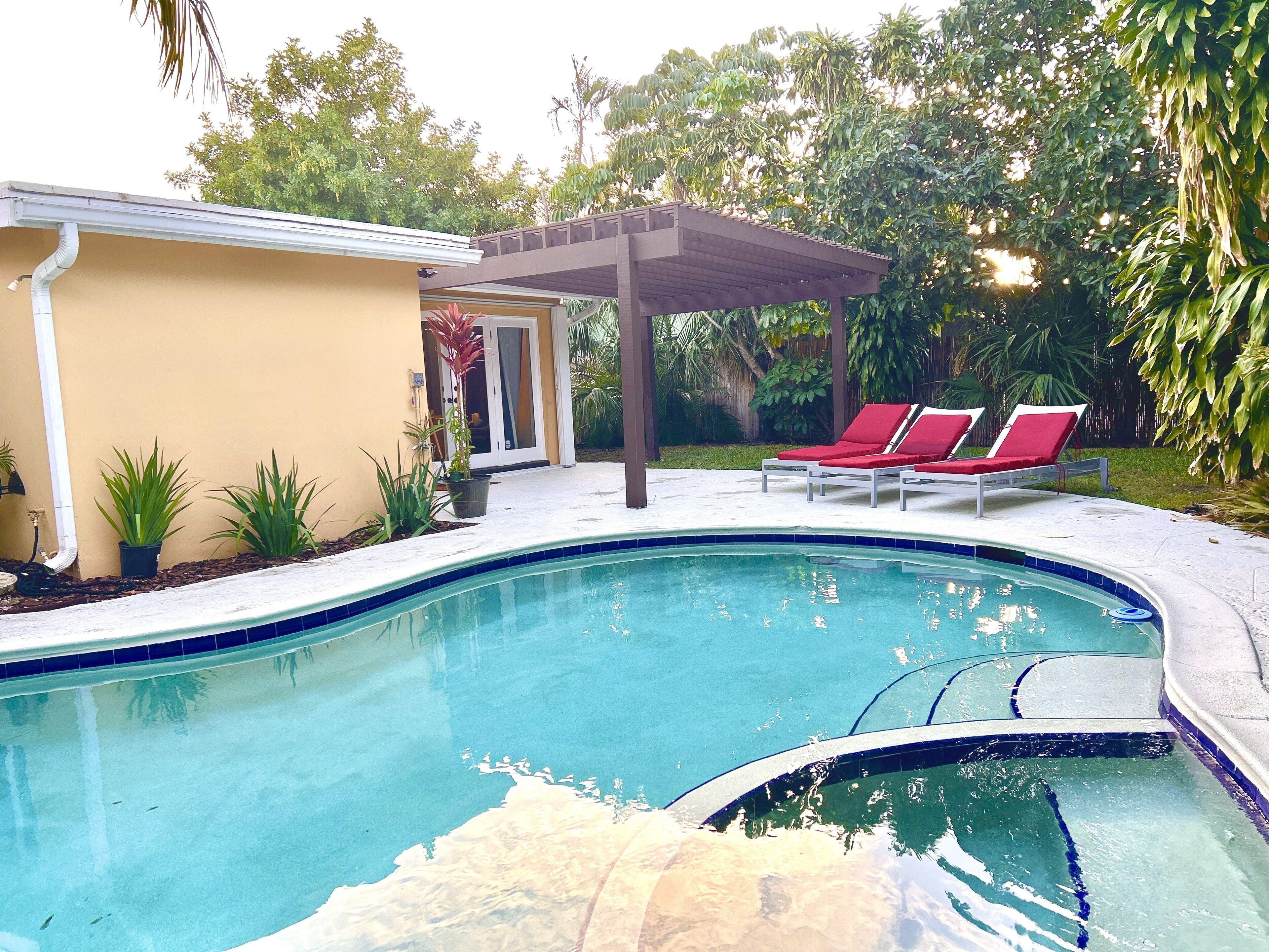 Una piscina al aire libre, una piscina climatizada
