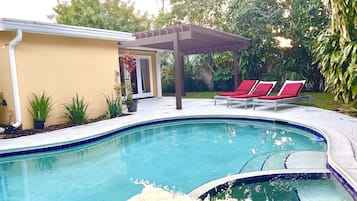 Una piscina al aire libre, una piscina climatizada