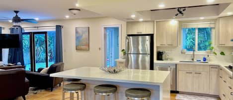 Refrigerador, microondas, horno, placa de cocina
