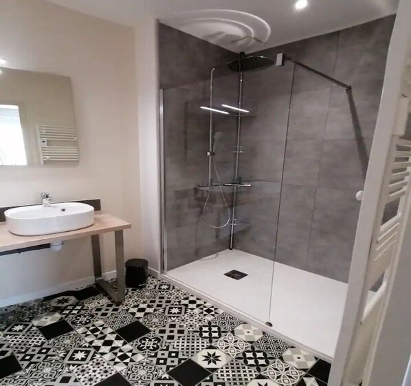 Dusche, Haartrockner, Seife, Toilettenpapier