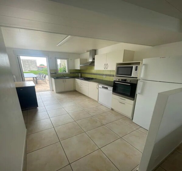 Fridge, microwave, oven, dishwasher - House 10/12pers town center 5mn from Puy Du Fou "AU COEUR DU BOURG (Chanverrie)