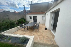 Outdoor dining - House 10/12pers town center 5mn from Puy Du Fou "AU COEUR DU BOURG (Chanverrie)