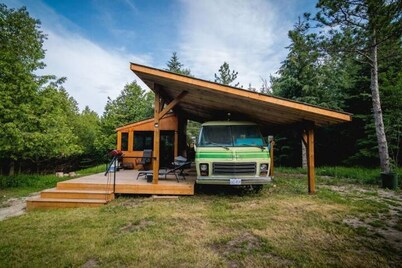 Unique Glamping RV on 100 acres 1 hr from Toronto