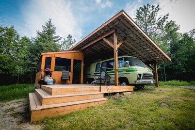 Unique Glamping RV on 100 acres 1 hr from Toronto
